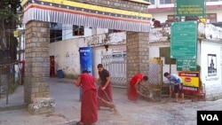 印度麦克里欧甘吉，大昭寺门前，年轻僧人们正在打扫卫生，迎接达赖喇嘛的归来。（美国之音朱诺拍摄，2016年11月5日） 