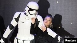 Carrie Fisher berpose saat tiba di pemutaran perdana Eropa untuk film "Star Wars, The Force Awakens" di Leicester Square, London, Desember 2015. (Reuters/Paul Hackett)