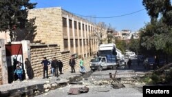 Pemandangan di luar sekolah yang rusak akibat serangan pemberontak Suriah di Aleppo, Suriah, 20 November 2016.