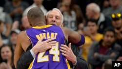 Gregg Popovich, entraîneur des Spurs San Antonio, embrasse Kobe Bryant (24), pivot de Lakers de Los Angeles avant un match de basket, à San Antonio, 6 février 2016.