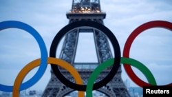 Олімпійські кільця на честь офіційного оголошення МОК про те, що Париж виграв заявку на проведення Олімпійських ігор 2024 року, перед Ейфелевою вежею на площі Трокадеро в Парижі, Франція. 14 вересня 2017 року. (Фото: REUTERS/Christian Hartmann)