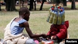 Mtoto amevaa taka ya chupa za plastiki zinazotolewa na waharakati wa mabadiliko ya mazingira siku ya kimataifa ya kuchukua hatua kulinda hali ya hewa chini ya kauli mbiu ''#AfricaIsNotADumpster'' (Afika sio jalala) katika viwanja vya Uhuru Park's Freedom Corner, Nairobi, Kenya.