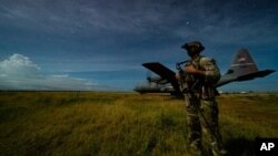 Kevin Martin, tentara AD Amerika Serikat sedang menjaga pesawat kargo dalam sebuah operasi di lokasi yang tidak diungkap di Somalia, 28 Juni 2020.