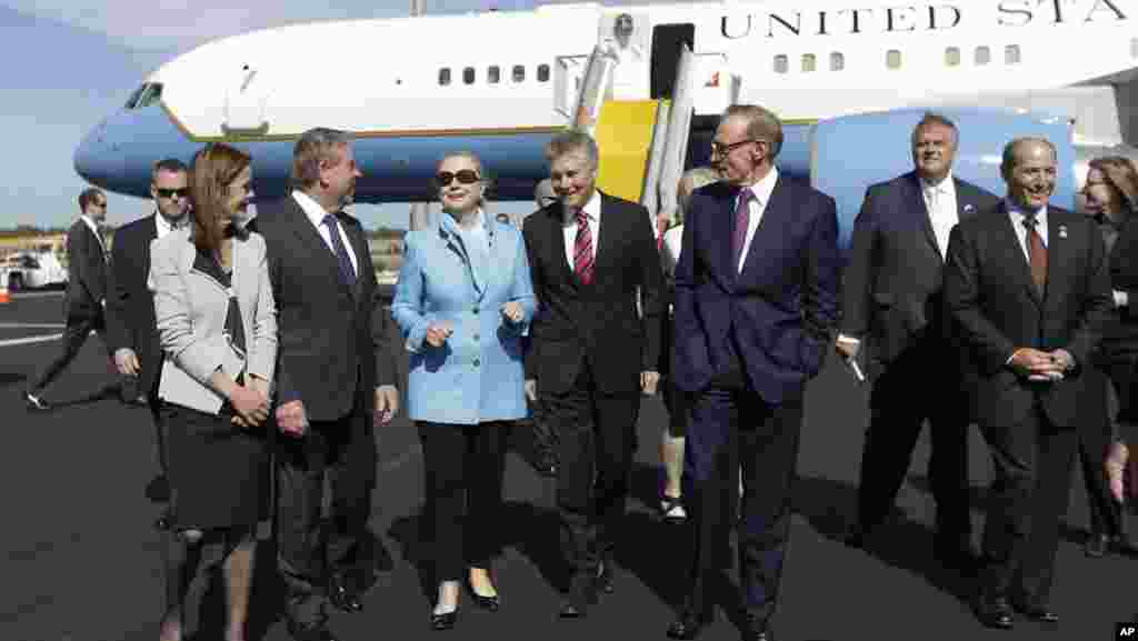 美国国务卿克林顿2012年11月13日抵达珀斯后，与澳大利亚官员合影 