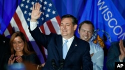 미 공화당 대선 경선에 출마한 테드 크루즈 후보가 5일 위스콘신주 예비선거에서 승리가 확정된 가운데, 밀워키 유세장에 모인 지지자들을 향해 손을 흔들고 있다.