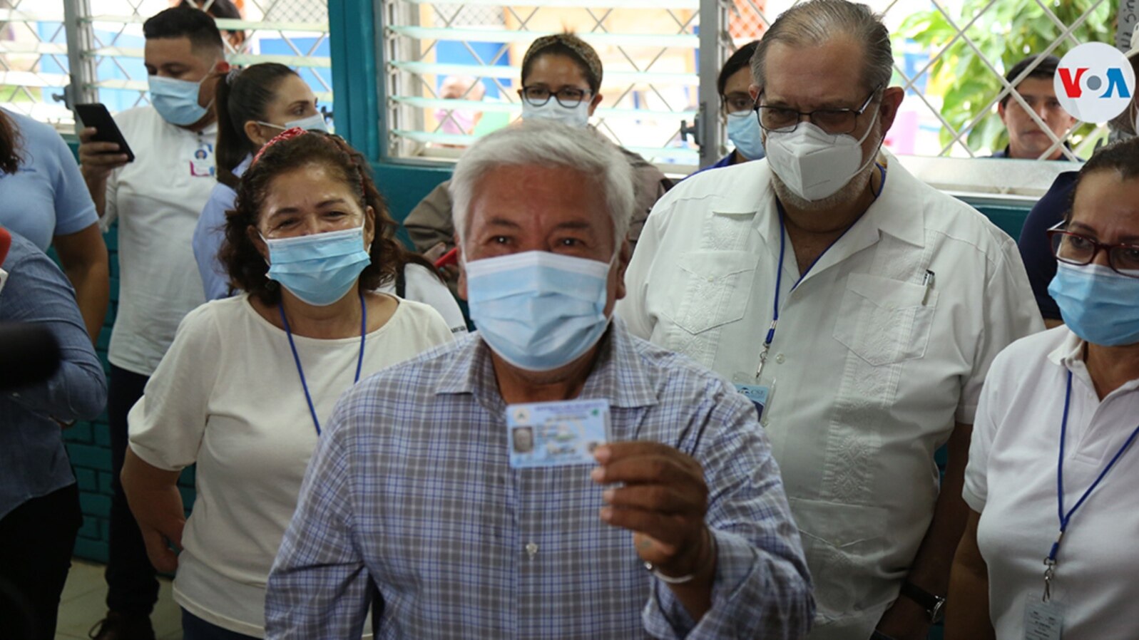 Un ciudadano nicaragüense en una convocatoria del tribunal electoral. [Foto: Houston Castillo, VOA]