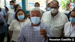 Un ciudadano nicaragüense en una convocatoria del tribunal electoral. [Foto: Houston Castillo, VOA]