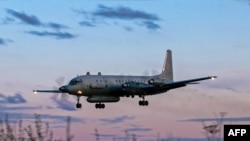 Un avion russe IL-20M (Ilyushin 20m) atterrissant à un endroit inconnu sur une photo du 23 juillet 2006.