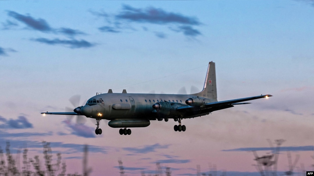 Pesawat IL-20M Rusia mendarat di lokasi yang tidak diketahui, 23 Juli 2006. (Foto: dok). Rusia menyalahkan Israel atas jatuhnya jet militer IL-20M, Senin (17/9) yang menewaskan 15 prajuritnya dan mengancam akan membalas serangan tersebut.
