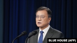 문재인 한국 대통령이 지난해 5월 청와대에서 기자회견하고 있다. (자료사진)