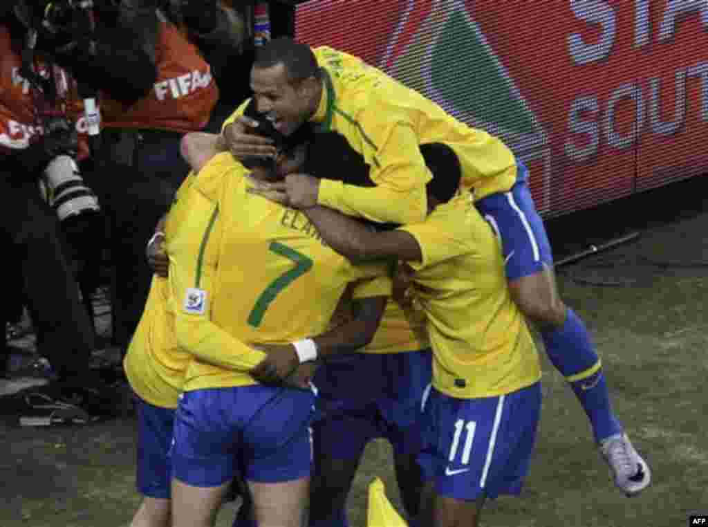 Бразильские игроки празднуют гол, забитый Элано Блумером (второй слева) в матче между Бразилией и Кот-д'Ивуаром в «Футбол-Сити» в Йоханнесбурге, Южная Африка. Воскресенье, 20 июня 2010 года. (AP Photo / Марсио Хосе Санчес)