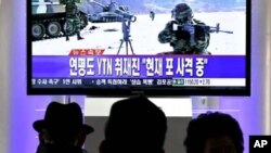 South Koreans watch a live TV breaking news about South Korea's live fire artillery at Seoul train station in Seoul, 20 Dec 2010