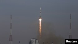 Roket Soyuz-2.1b meluncur dari landasan di Kosmodrom Vostochny di Wilayah Amur, Rusia 25 Maret 2021. Rusia pada 28 Desember 2021 melakukan uji peluncuran ketiga roket ruang angkasa Angara A5 dengan muatan penuh. (Foto: Reuters)