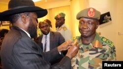 Le président du sud-soudan Salva Kiir décore son nouveau général James Ajongo à Juba, le 10 mai 2017.