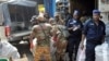 Saisie de faux médicaments par des militaires au marché Adjegounlè à Cotonou, Bénin, le 2 mars 2017. (VOA/Ginette Fleure Adande)