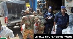 Des militaires saisissent des faux médicaments au marché Adjegounlè à Cotonou, Bénin, le 2 mars 2017. (VOA/Ginette Fleure Adande)