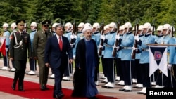 Eron prezidenti Hasan Ruhoniy (o'ngda) va Turkiya prezidenti Abdulla Gul, Anqara, 9-iyun 2014-yil. 