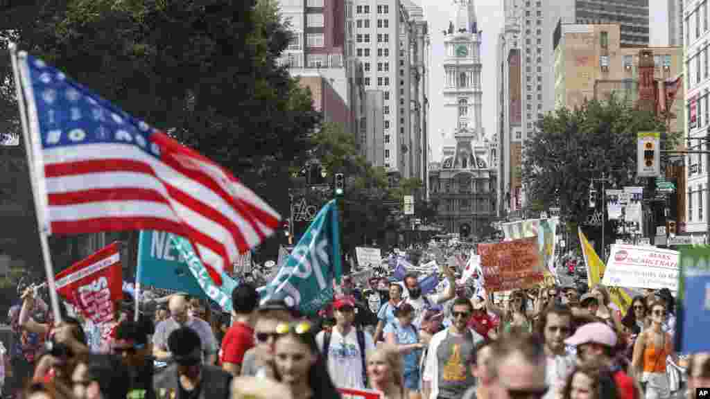 Le centre-ville de Philadelphie a été investi dès dimanche par des milliers de manifestants.