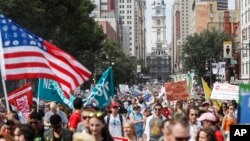 Para pendukung Senator Bernie Sanders melakukan unjuk rasa di Philadelphia, memrotes para pengurus partai Demokrat yang lebih condong kepada Hillary Clinton, Minggu (24/7). 