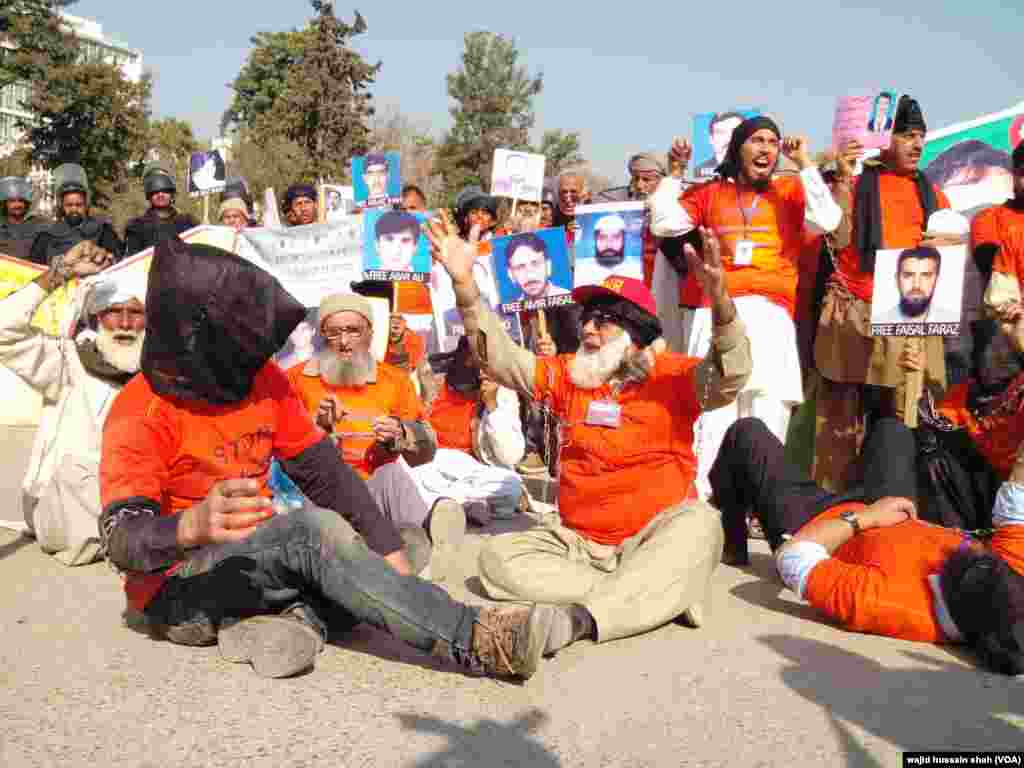 جبری گمشدگیوں کے معاملے کے بارے میں عدالت عظمیٰ بھی از خود نوٹس لیتے ہوئے سماعت کرتی چلی آ رہی ہے۔