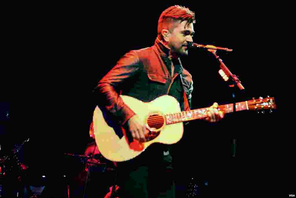 Luego de presentar a su banda, Juanes dio por terminado el concierto de más de una hora con 20 minutos de duración, pero como es costumbre, regresó al escenario para aplacar la sed de más música de la buena de un enardecido público.