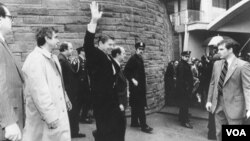 El presidente Ronald Reagan salubaba momentos antes de ser baleado por John Hinckley.