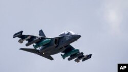 Jet tempur Yak-130 buatan Rusia sedang bermanuver di pameran dirgantara di Zhukovsky, dil luar Kota Moskow, Rusia, 21 Juli 2017. Pada Kamis, 7 November 2024, jet tempur jenis yang sama jatuh di dataran tinggi Vietnam, tetapi pilot selamat. (Foto: AP Photo)