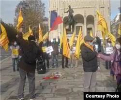 Nhóm Tinh thần Việt Nam Cộng Hòa biểu tình ở Paris ngày 4/11/2021. Photo by Nguyễn Sơn Hà.