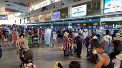 Du khách tại sân bay Đà Nẵng ngày 26/7/2020. Việt Nam bắt đầu dừng mọi hoạt động vận chuyển ở Đà Nẵng từ ngày 28/7/2020.