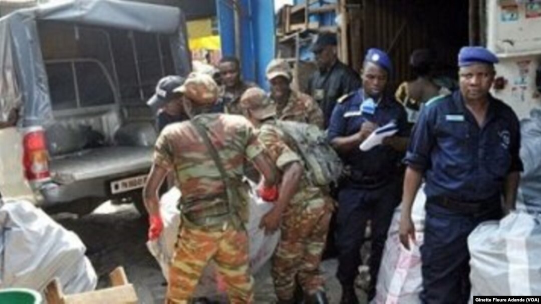 Des militaires s'agissant les faux médicaments au marché Adjegounlè à Cotonou, Bénin, le 2 mars 2017. (VOA/Ginette Fleure Adande)