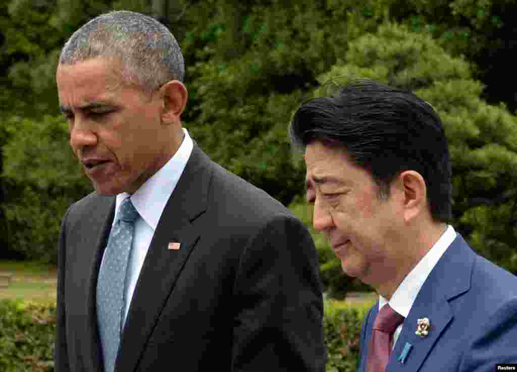 Presiden AS Barack Obama Perdana Menteri Jepang Shinzo Abe berbincang dalam upacara penanaman pohon dalam kunjungan ke Kuil Ise di prefektur Mie, Jepang (26/5), sebagai bagian dari KTT G-7. (Reuters/Ma Ping)