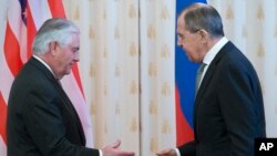 Menlu AS Rex Tillerson (kiri) dan Menlu Rusia Sergey Lavrov sebelum pertemuan di Moskow, Rusia hari Rabu (12/4). 