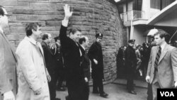 El presidente Ronald Reagan salubaba momentos antes de ser baleado por John Hinckley.