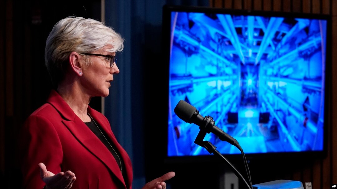 Sekretarija za energetiku Dženifer Grenholm govori o naučnom proboju u nuklearnoj fuziji na konferenciji za novinare u Sekretarijatu za energetiku u Vašingtonu, 13. decembra 2022.