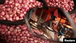 Pedagang bawang merah menunggu pelanggan di sebuah pasar di Makassar (1/4). (Reuters/Yusuf Ahmad)