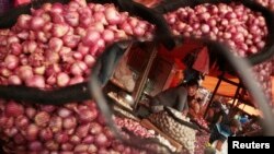 Seorang pedagang bawang di pasar di Makassar.