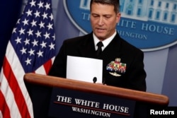 El doctor Ronnie Jackson es un contralmirante de la Armada de EEUU y médico de la Casa Blanca desde el gobierno de George W. Bush. Jackson fue nominado por el presidente Donald Trump para dirigir el Departamento de Asuntos para Veteranos.