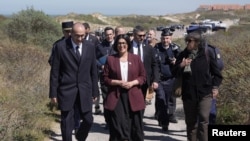 شبانه محمود، وزیر داخله بریتانیا حین بازدید از فرانسه 