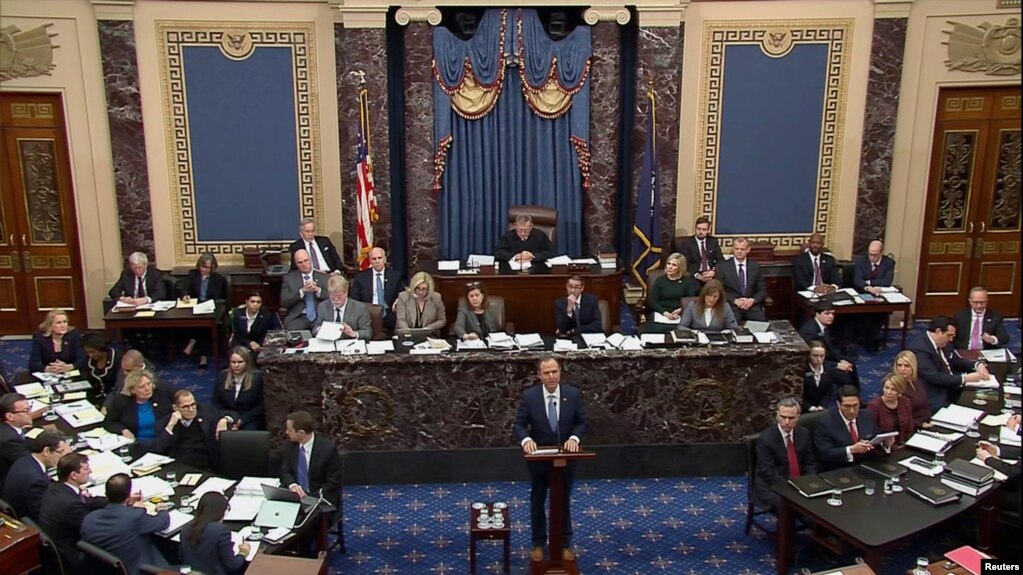 El senador Adam Schiff, quien es el líder de los siete "gerentes" de la Cámara de Representantes que procesan el caso contra Trump, presentó el caso al juez en el Senado, e insistió que el pueblo americano quiere un "juicio justo". FOTO, Reuters.