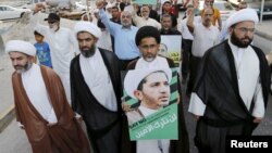 Para demonstran oposisi membawa foto Sheikh Ali Salman, Sekjen Partai Al-Wefaq yang ditahan pemerintah dalam aksi di Manama, Bahrain (foto: dok). 