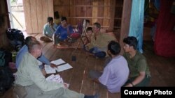 Tiến sĩ Vogel nói chuyện bằng tiếng Bunong với người dân tại tỉnh Mondulkiri. (Hình: Courtesy photo provided by Peter Maguire)