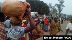 Les Burundais quittent leur maison de location, Kamanyola, RDC, le 17 septembre 2017. (VOA/Ernest Muhero)