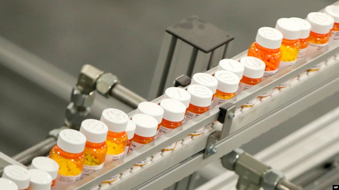 Sejumlah botol obat terlihat di gudang farmasi di Florence, New Jersey, pada 10 Juli 2018. (Foto: AP/Julio Cortez)