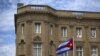 Bendera nasional Kuba terpasang di depan gedung kedutaan besar Kuba di Washington, DC, pada 20 Juli 2015. (Foto: Reuters/Carlos Barria)