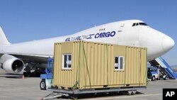 A prefabricated home sent by Israel is seen next to an Israeli cargo plane before being transported to the earthquake zone, at Esenboga airport in Ankara October 27, 2011.