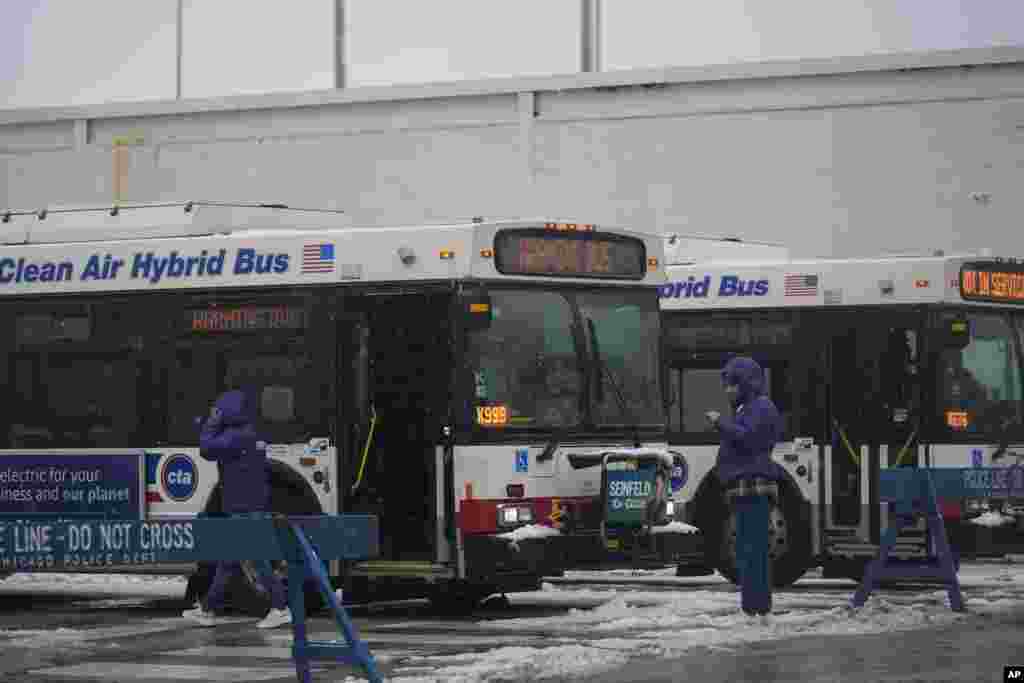 Estos son los autobuses de la Autoridad de Tránsito de Chicago designados como &quot;calentadores&quot; para los migrantes mientras atraviesa una tormenta invernal. Están estacionados en el bloque 800 de la calle Desplaines Sur