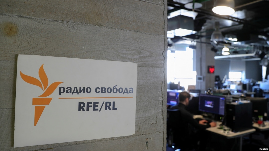 ARHIVA - Tabla sa imenom i logoom Radija Slobodna Evropa na ulazu u tadašnju redakciju Radija u Moksvi, Rusija, 6. aprila 2021.