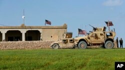지난해 3월 시리아 주둔 미군들이 만비즈 지역을 순찰하고 있다.