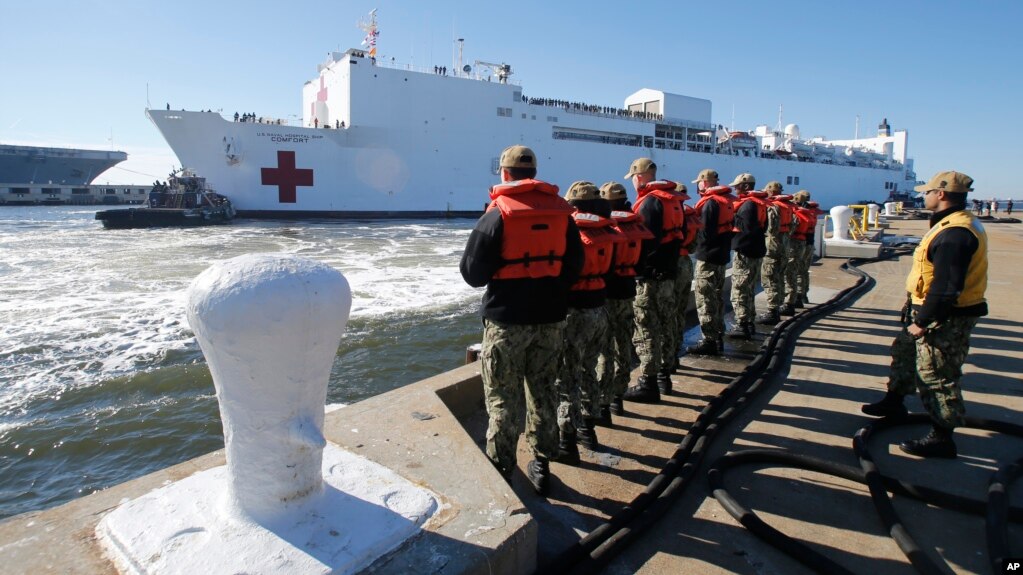 ARCHIVO - En esta foto de archivo del 18 de diciembre de 2018, se espera la llegada del barco hospital USNS Comfort a la estación naval Norfolk en Norfolk, Virginia. (AP Photo/Steve Helber, Archivo)