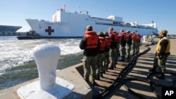 ARCHIVO - En esta foto de archivo del 18 de diciembre de 2018, se espera la llegada del barco hospital USNS Comfort a la estación naval Norfolk en Norfolk, Virginia. (AP Photo/Steve Helber, Archivo)